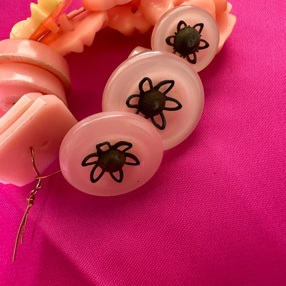 * Bundle 3 for 1 -Vintage Multiple Design Set of 16 Pink Buttons. - Picture 3 of 9